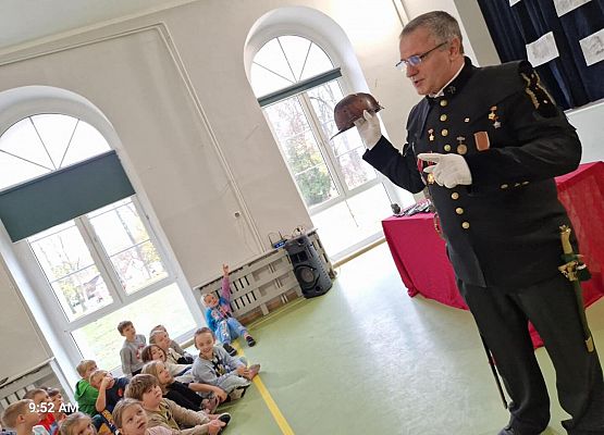 Grafika 30: Spotkanie uczniów klas I-III z górnikiem