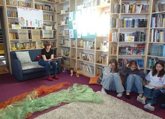 Grafika 1: Wspólne czytanie "Dziadów" cz. II z kl. VIIA w naszej bibliotece