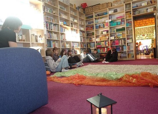 Grafika 2: Wspólne czytanie "Dziadów" cz. II z kl. VIIA w naszej bibliotece