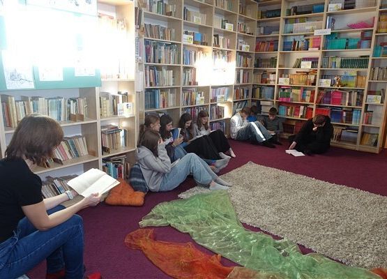 Grafika 3: Wspólne czytanie "Dziadów" cz. II z kl. VIIA w naszej bibliotece