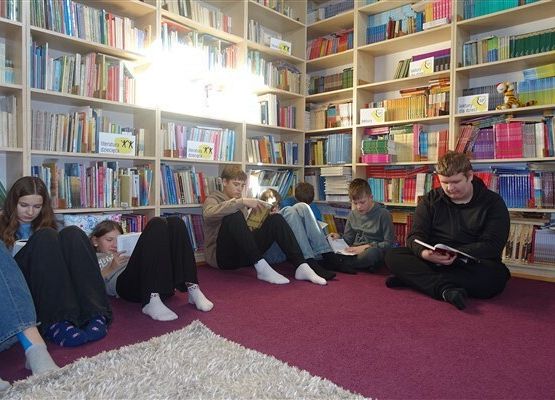 Grafika 4: Wspólne czytanie "Dziadów" cz. II z kl. VIIA w naszej bibliotece