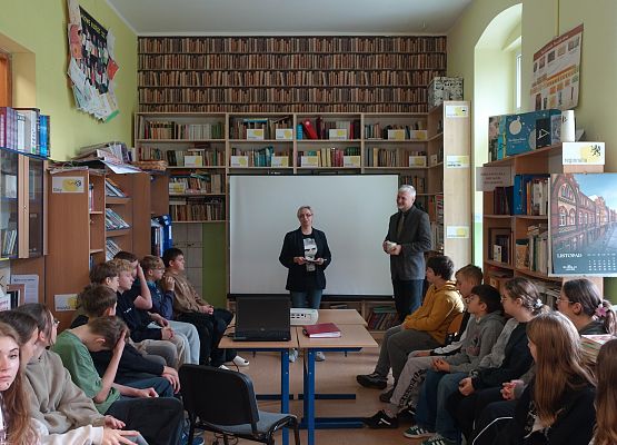 Grafika 1: Profesor Daniel Kalinowski był gościem naszej biblioteki i spotkał się z siódmoklasistami