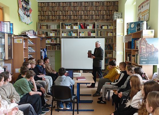 Grafika 2: Profesor Daniel Kalinowski był gościem naszej biblioteki i spotkał się z siódmoklasistami