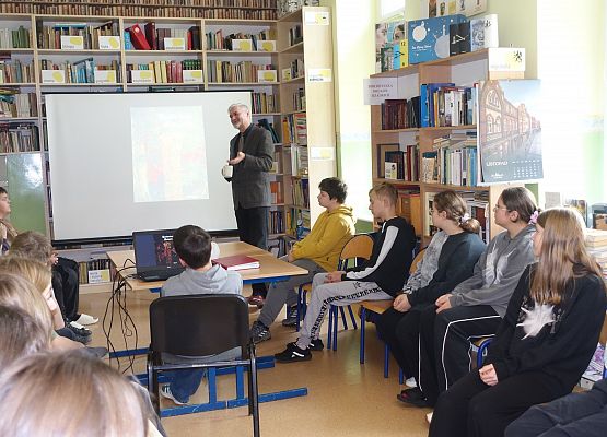 Grafika 3: Profesor Daniel Kalinowski był gościem naszej biblioteki i spotkał się z siódmoklasistami