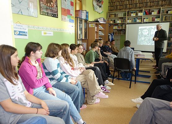 Grafika 4: Profesor Daniel Kalinowski był gościem naszej biblioteki i spotkał się z siódmoklasistami