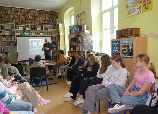 Grafika 5: Profesor Daniel Kalinowski był gościem naszej biblioteki i spotkał się z siódmoklasistami