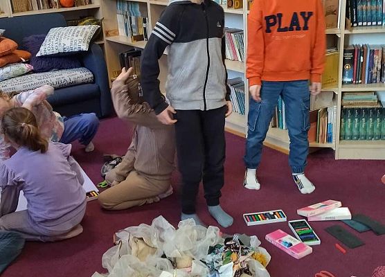 Grafika 4: Warsztaty literacko - plastyczne kl. IB w bibliotece szkolnej