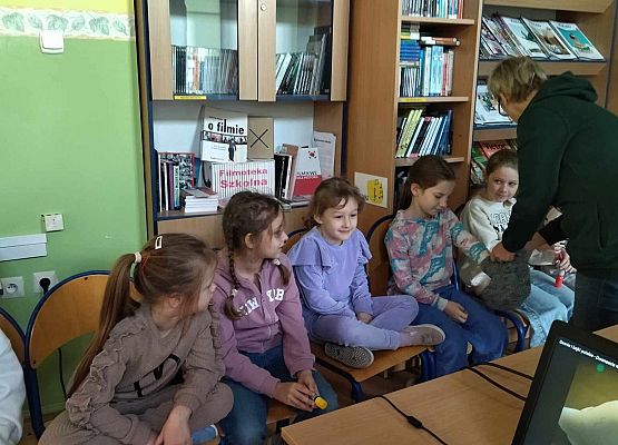 Grafika 10: Warsztaty literacko - plastyczne kl. IB w bibliotece szkolnej