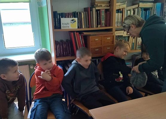 Grafika 12: Warsztaty literacko - plastyczne kl. IB w bibliotece szkolnej