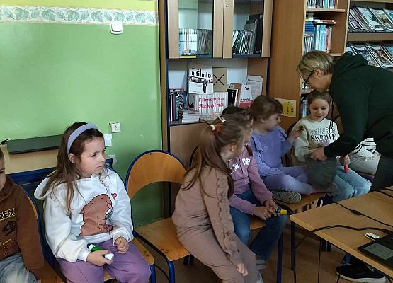 Grafika 13: Warsztaty literacko - plastyczne kl. IB w bibliotece szkolnej