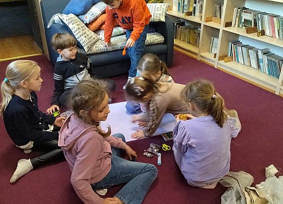 Grafika 14: Warsztaty literacko - plastyczne kl. IB w bibliotece szkolnej