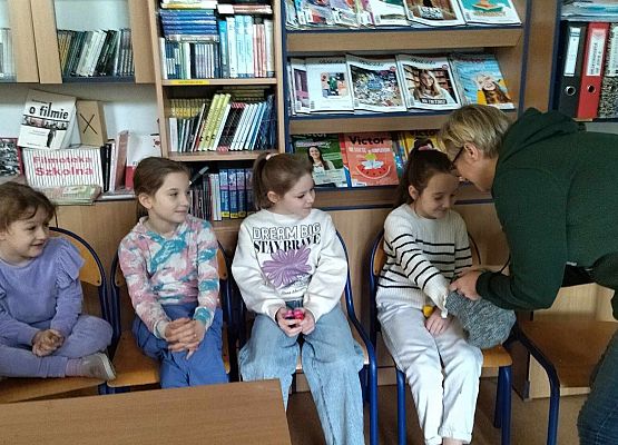 Grafika 15: Warsztaty literacko - plastyczne kl. IB w bibliotece szkolnej