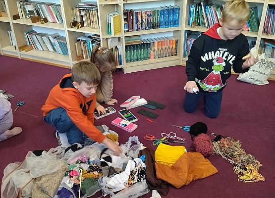 Grafika 16: Warsztaty literacko - plastyczne kl. IB w bibliotece szkolnej