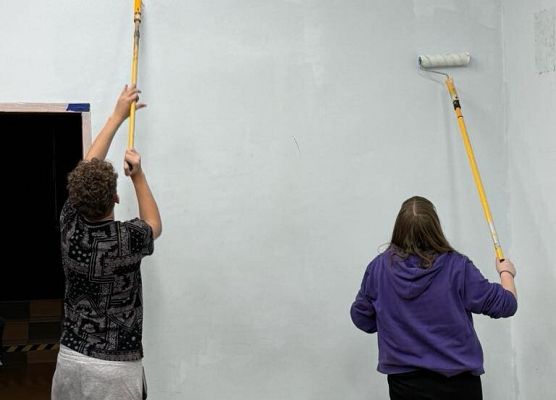 Grafika 1: Uczniowie sami przygotowywali nowy gabinet Samorządu Uczniowskiego i Szkolnego Koła Wolontariatu