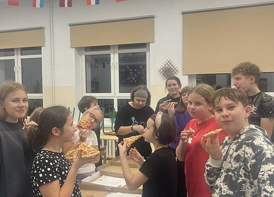 Grafika 2: Uczniowie sami przygotowywali nowy gabinet Samorządu Uczniowskiego i Szkolnego Koła Wolontariatu