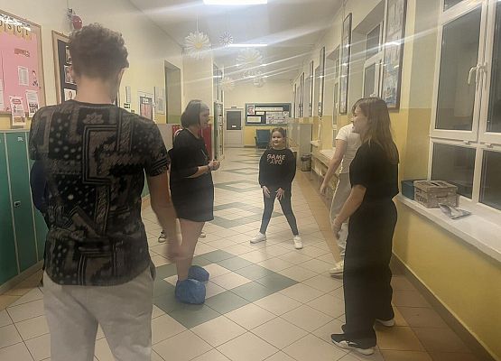 Grafika 3: Uczniowie sami przygotowywali nowy gabinet Samorządu Uczniowskiego i Szkolnego Koła Wolontariatu