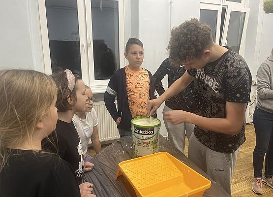 Grafika 5: Uczniowie sami przygotowywali nowy gabinet Samorządu Uczniowskiego i Szkolnego Koła Wolontariatu