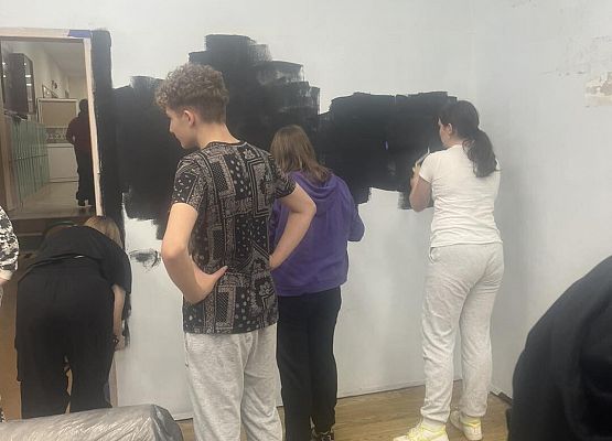 Grafika 10: Uczniowie sami przygotowywali nowy gabinet Samorządu Uczniowskiego i Szkolnego Koła Wolontariatu