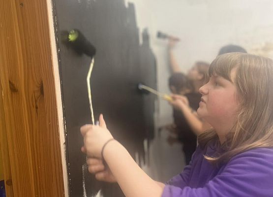 Grafika 12: Uczniowie sami przygotowywali nowy gabinet Samorządu Uczniowskiego i Szkolnego Koła Wolontariatu