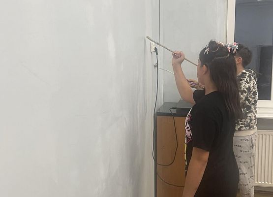 Grafika 16: Uczniowie sami przygotowywali nowy gabinet Samorządu Uczniowskiego i Szkolnego Koła Wolontariatu