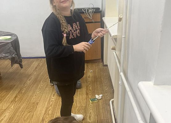 Grafika 21: Uczniowie sami przygotowywali nowy gabinet Samorządu Uczniowskiego i Szkolnego Koła Wolontariatu