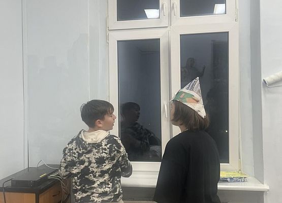 Grafika 24: Uczniowie sami przygotowywali nowy gabinet Samorządu Uczniowskiego i Szkolnego Koła Wolontariatu