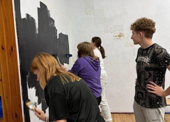 Grafika 25: Uczniowie sami przygotowywali nowy gabinet Samorządu Uczniowskiego i Szkolnego Koła Wolontariatu