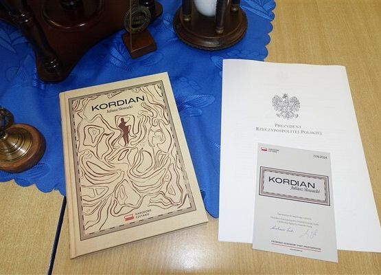 Grafika 2: Podziękowania od Pary Prezydenckiej i egzemplarz książki "Kordian"
