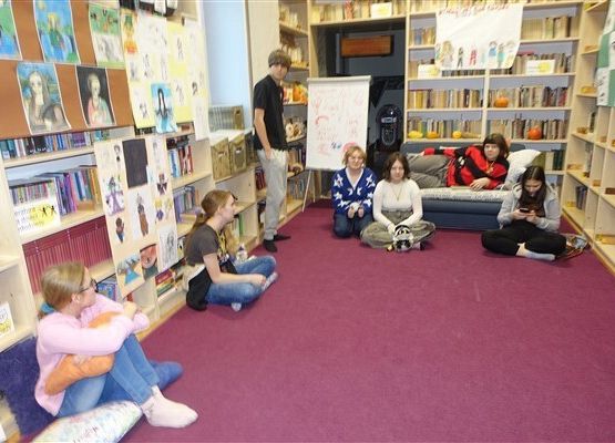 Grafika 1: Listopadowe spotkanie Dyskusyjnego Klubu Książki w Bibliotece Szkolnej w Wicku