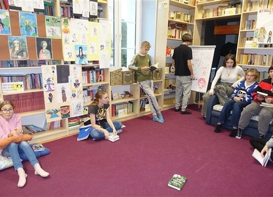 Grafika 4: Listopadowe spotkanie Dyskusyjnego Klubu Książki w Bibliotece Szkolnej w Wicku