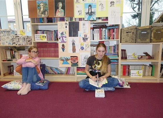 Grafika 5: Listopadowe spotkanie Dyskusyjnego Klubu Książki w Bibliotece Szkolnej w Wicku
