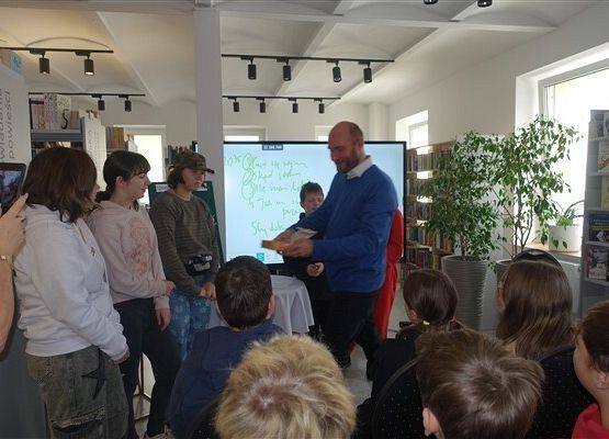 Grafika 1: Spotkanie z Jackiem Łapińskim w bibliotece publicznej