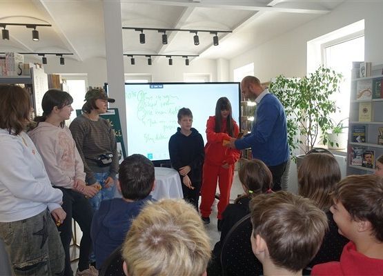 Grafika 2: Spotkanie z Jackiem Łapińskim w bibliotece publicznej