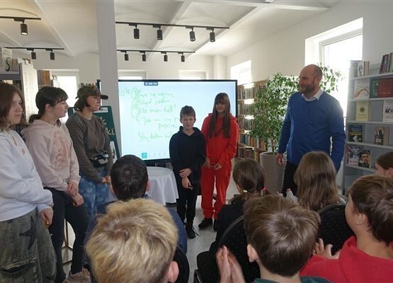 Grafika 3: Spotkanie z Jackiem Łapińskim w bibliotece publicznej