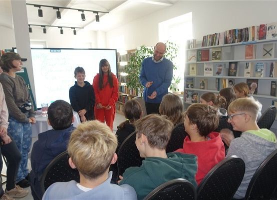 Grafika 4: Spotkanie z Jackiem Łapińskim w bibliotece publicznej