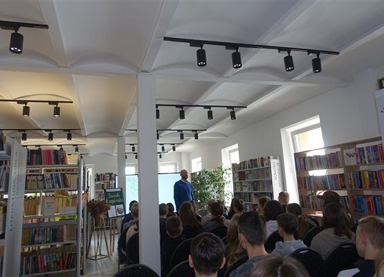 Grafika 6: Spotkanie z Jackiem Łapińskim w bibliotece publicznej