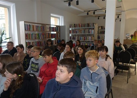 Grafika 9: Spotkanie z Jackiem Łapińskim w bibliotece publicznej