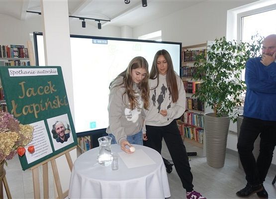 Grafika 10: Spotkanie z Jackiem Łapińskim w bibliotece publicznej