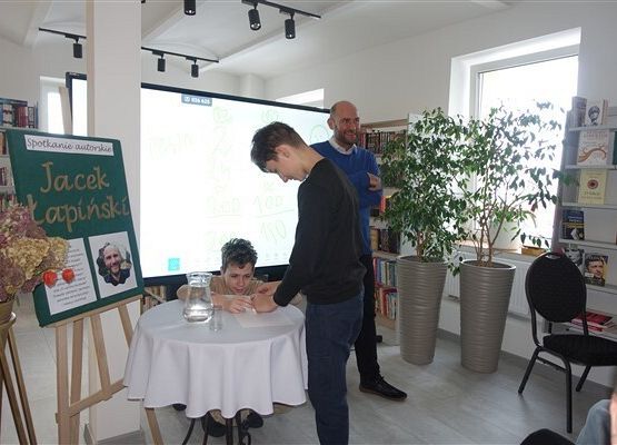 Grafika 12: Spotkanie z Jackiem Łapińskim w bibliotece publicznej