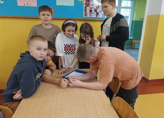 Grafika 8: Szkolny Plebiscyt na Młodzieżowe Słowo Roku 2024 - ankieta