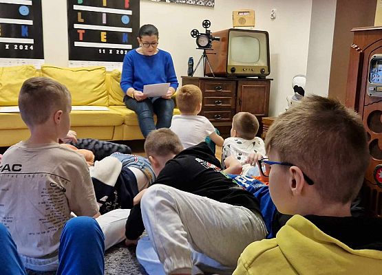 Grafika 4: Kaszubskie opowieści prof. Daniela Kalinowskiego na zajęciach czytelniczych z klasą IIB