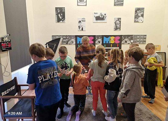 Grafika 8: Kaszubskie opowieści prof. Daniela Kalinowskiego na zajęciach czytelniczych z klasą IIB