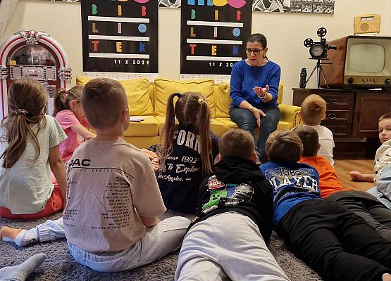 Grafika 10: Kaszubskie opowieści prof. Daniela Kalinowskiego na zajęciach czytelniczych z klasą IIB