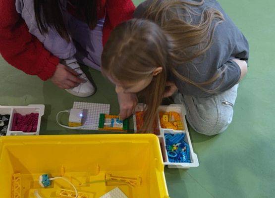 Grafika 4: Mikołajkowe zajęcia z robotyki