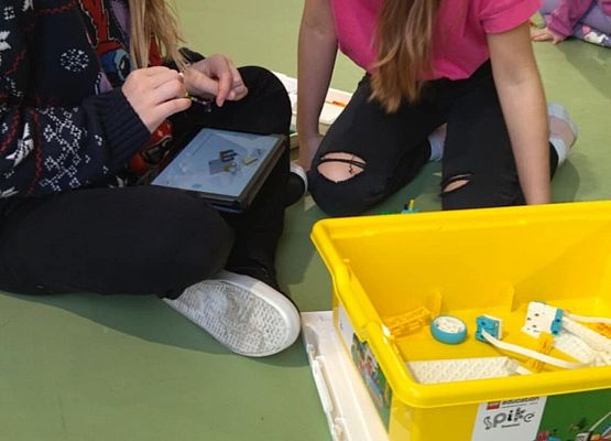 Grafika 7: Mikołajkowe zajęcia z robotyki