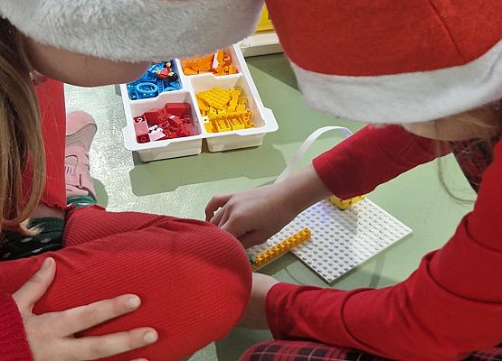 Grafika 9: Mikołajkowe zajęcia z robotyki