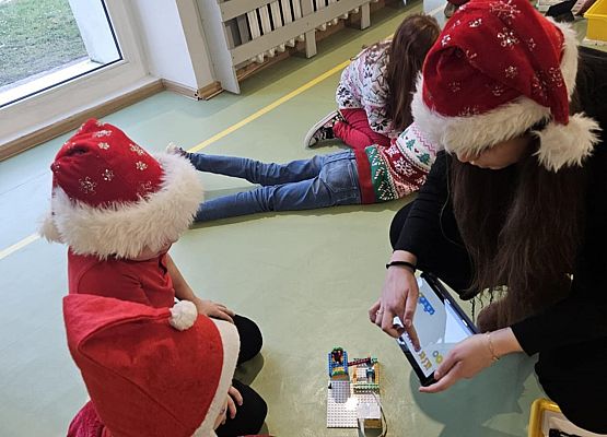 Grafika 12: Mikołajkowe zajęcia z robotyki