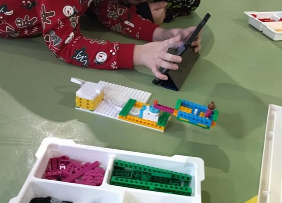 Grafika 11: Mikołajkowe zajęcia z robotyki