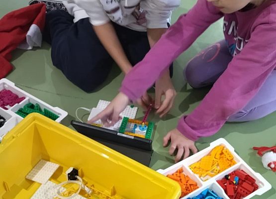 Grafika 15: Mikołajkowe zajęcia z robotyki