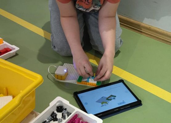 Grafika 18: Mikołajkowe zajęcia z robotyki